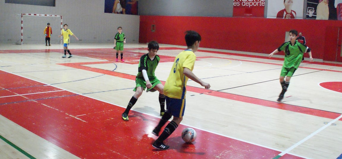 Las mejores imágenes del partido de fútbol sala entre Decroly y Jesús Maestro &quot;B&quot;