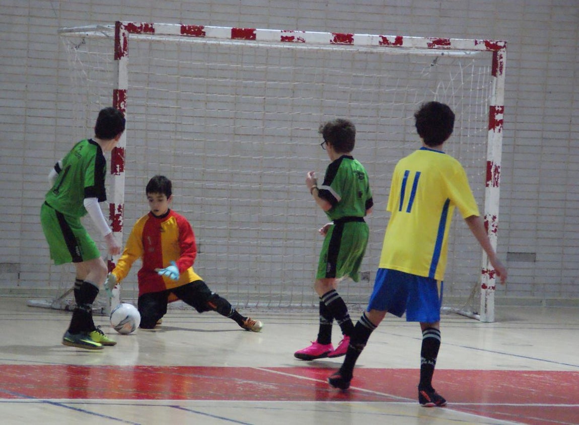 Las mejores imágenes del partido de fútbol sala entre Decroly y Jesús Maestro &quot;B&quot;