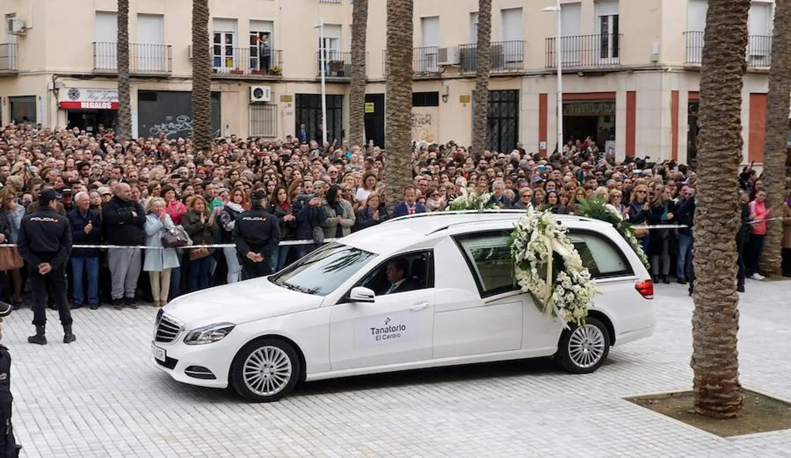 El coche fúnebre llegó a la catedral de Almería en torno a las 11 de la mañana. 