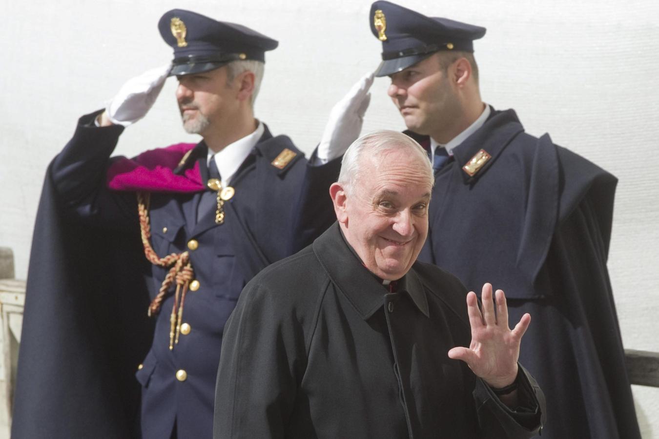El entonces cardenal argentino Jorge Mario Bergoglio (c), arzobispo de Buenos Aires, salía de la última congregación preparatoria del Cónclave, dos días antes de ser elegido. 