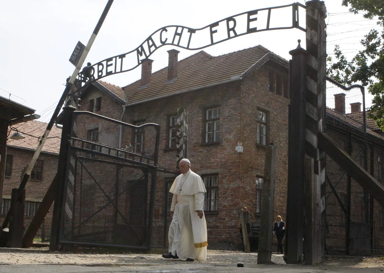 El Papa atravesando la verja del campo de concentración y exterminio nazi de Auschwitz, en Polonia , en julio de 2016. 