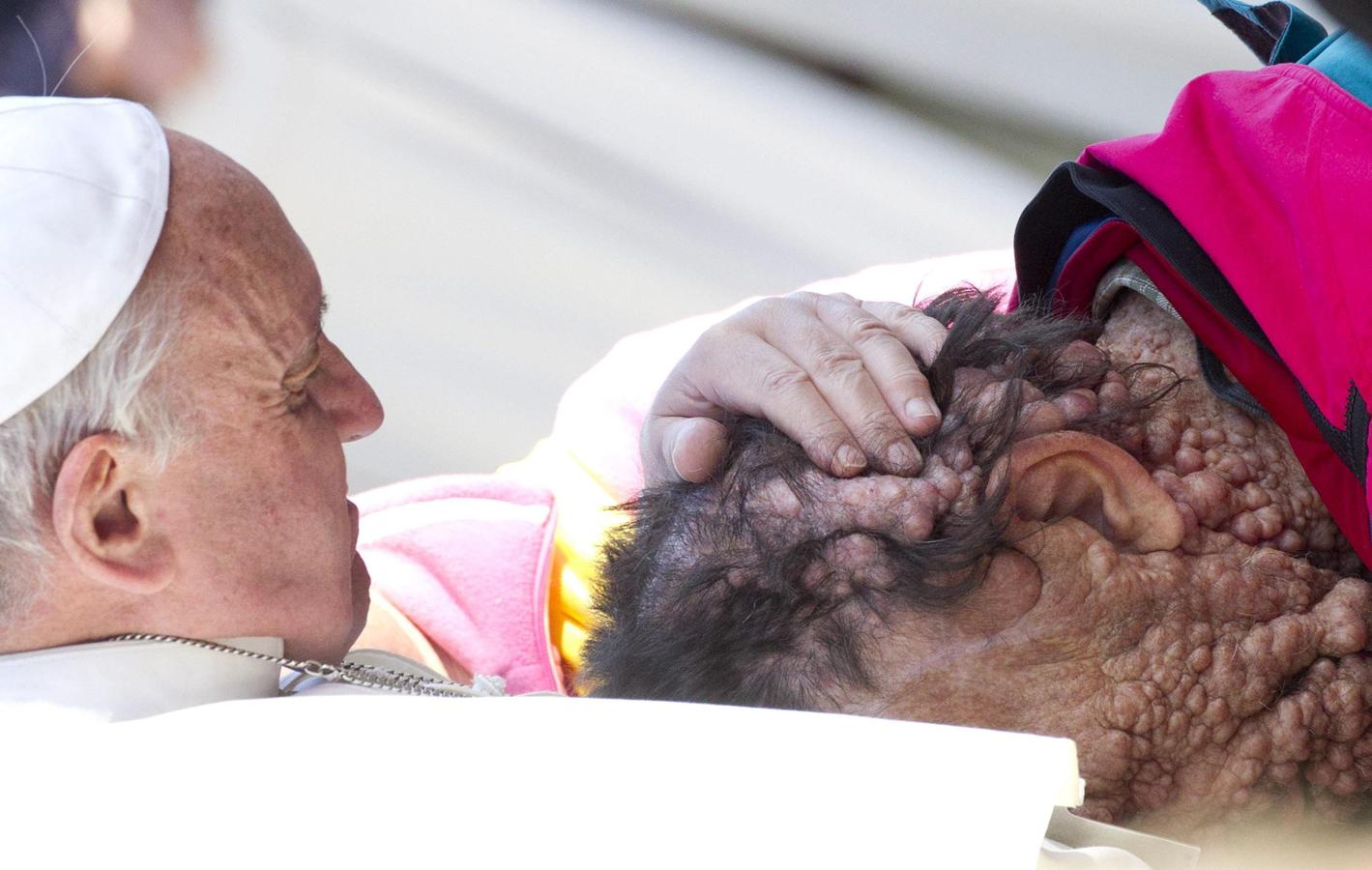 El Papa bendice a una persona enferma en la plaza de San Pedro del Vaticano tras presidir la audiencia general de los miércoles. 