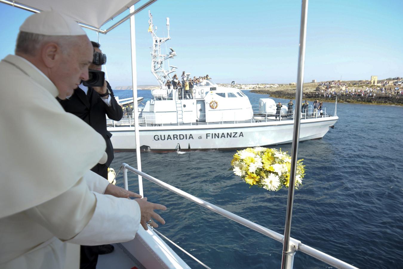 El Papa visitó Lampedusa en julio de 2013 y arrojó una corona de flores al mar por los inmigrantes fallecidos intentando alcanzar las costas italianas. 