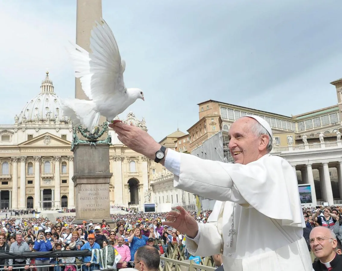El Papa Francisco libera a dos palomas  durante una de las audiencia públicas de los miércoles. 