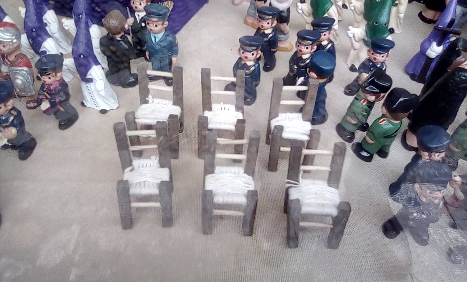 Las sillas según un escaparate de la plaza de San Andrés