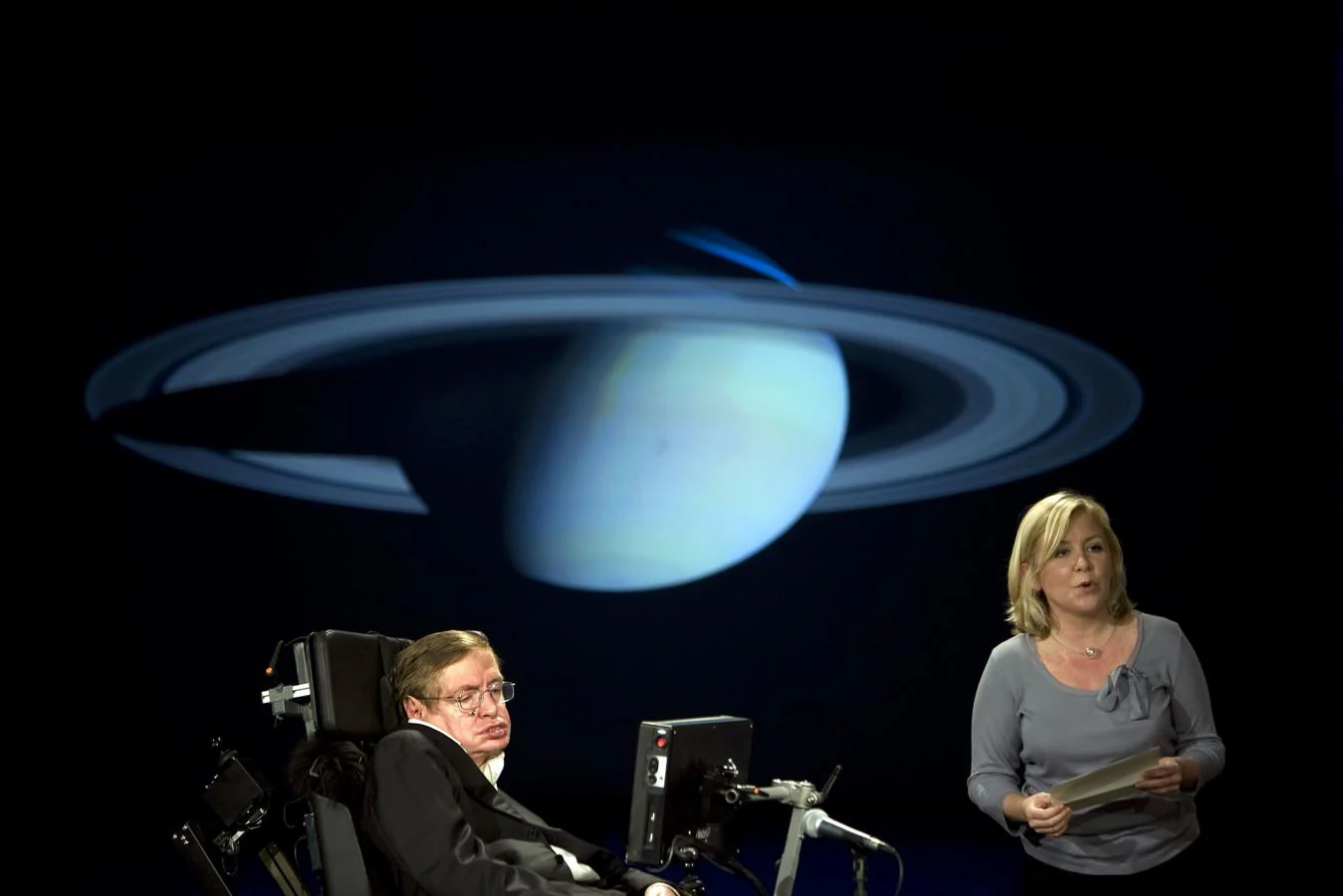 Hawking y su hija Lucy, durante una charla sobre los motivos que deberían llevarnos a ir al espacio, en 2008. 