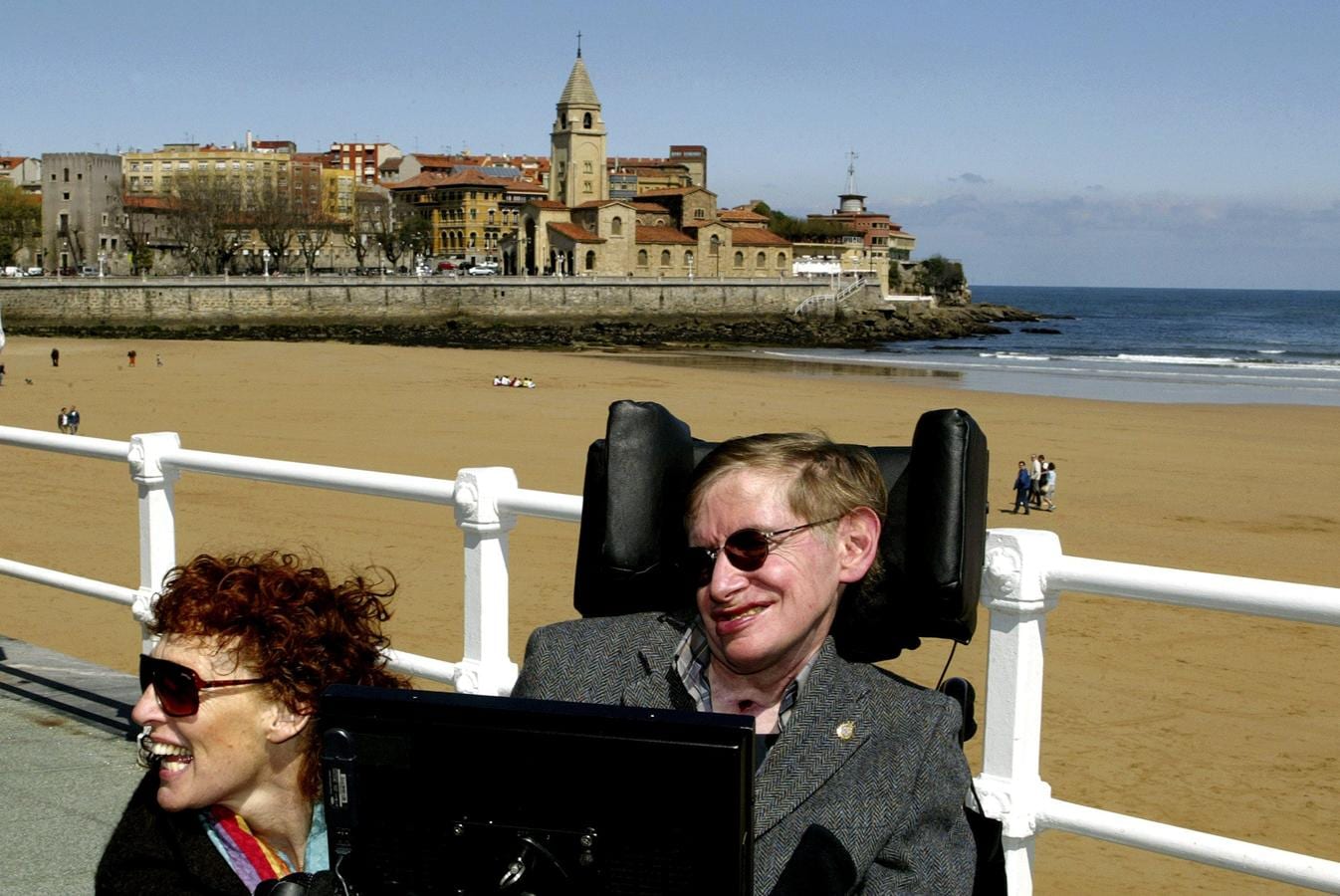 Stephen Hawking, en la playa de San Lorenzo, en Gijón, en el año 2005. 
