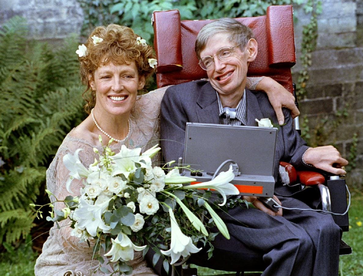 Hawking, junto a su segunda mujer, Elaine Mason, el día de su boda, en 1995. 