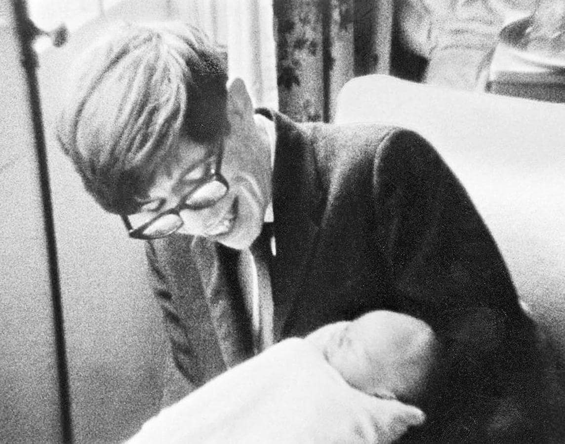 Stephen Hawking tuvo tres hijos: Robert (1967), Lucy (1970) y Timothy (1979). 