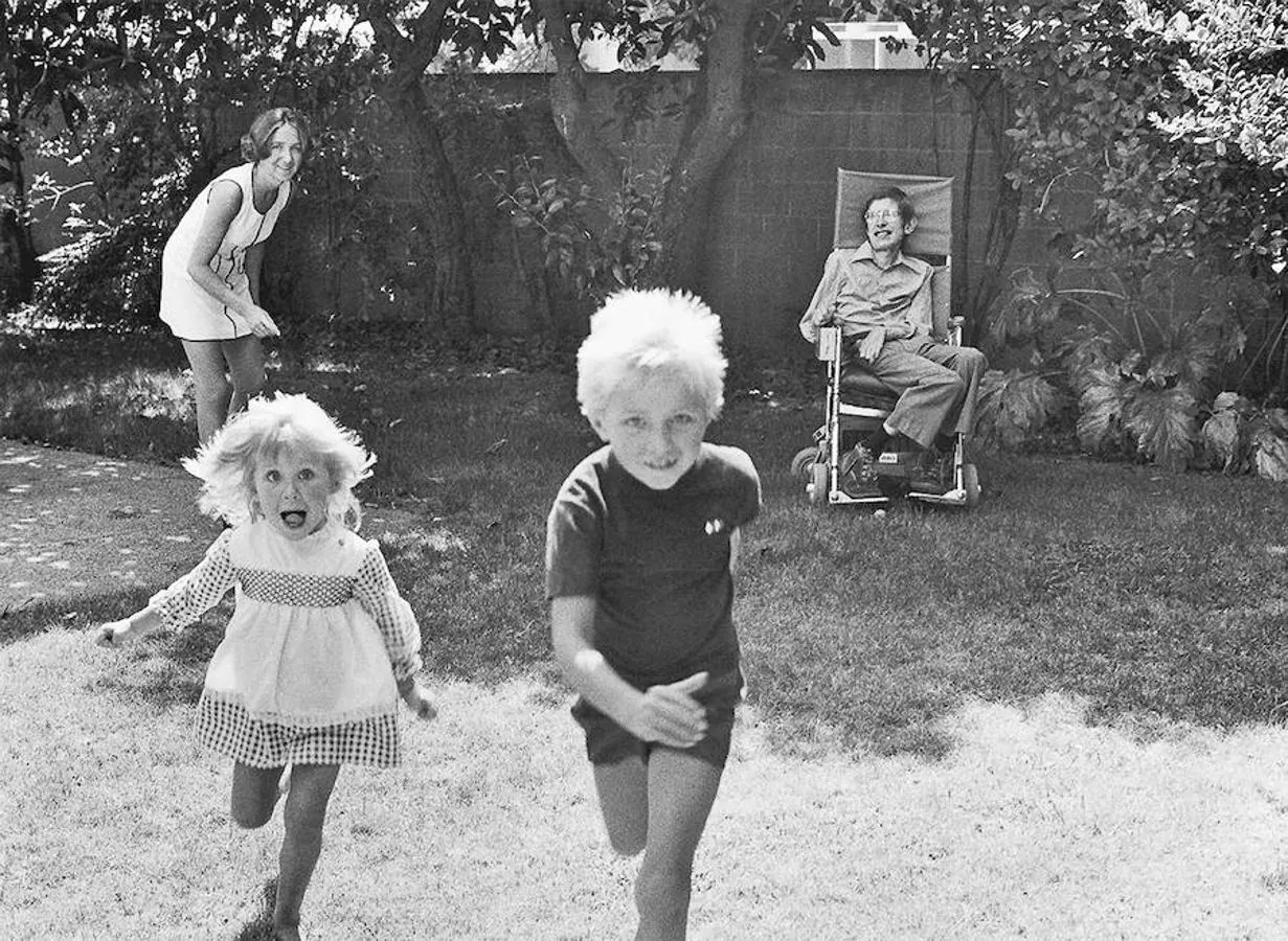 Stephen Hawking, en el jardín de su casa, viendo correr a sus hijos pequeños. 