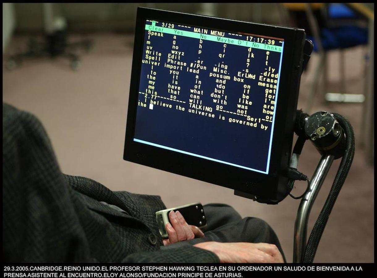 Stephen Hawking teclea un saludo a la prensa el 23 de marzo de 2005. 
