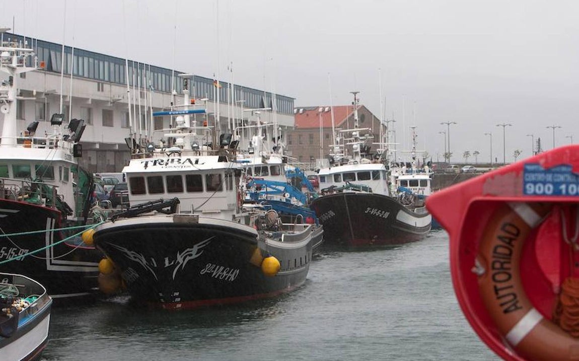 La borrasca ya deja sentir sus efectos sobre España.. La situación meteorológica ha obligado a amarrar la flota. Este ha sido el caso de localidades costeras como Vigo (Galicia).
