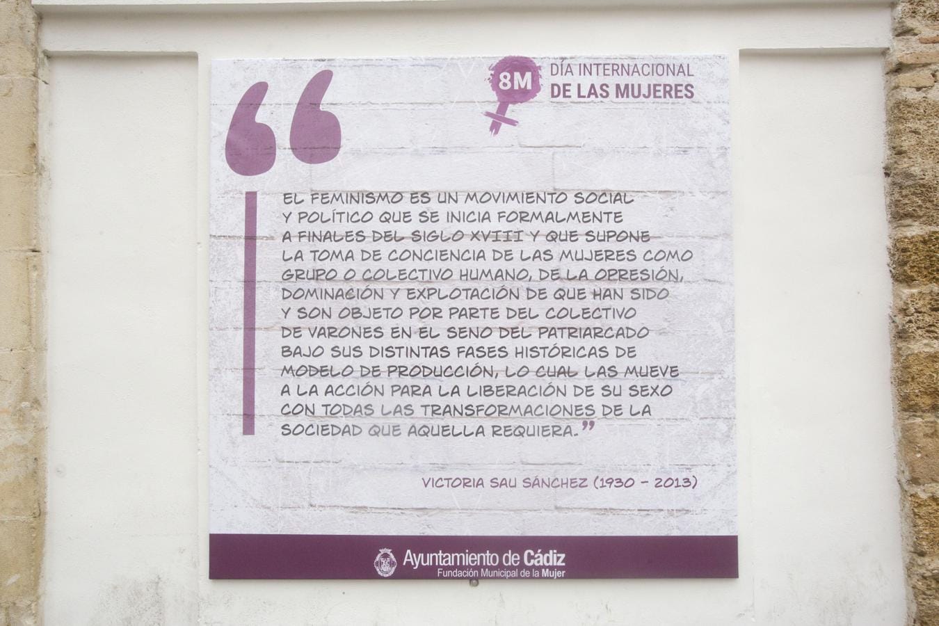 Exposición de citas feministas en las paredes del Mercado de Cádiz