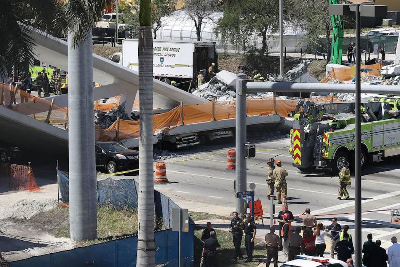 Las dramáticas imágenes de la caída de un puente peatonal en Florida. 