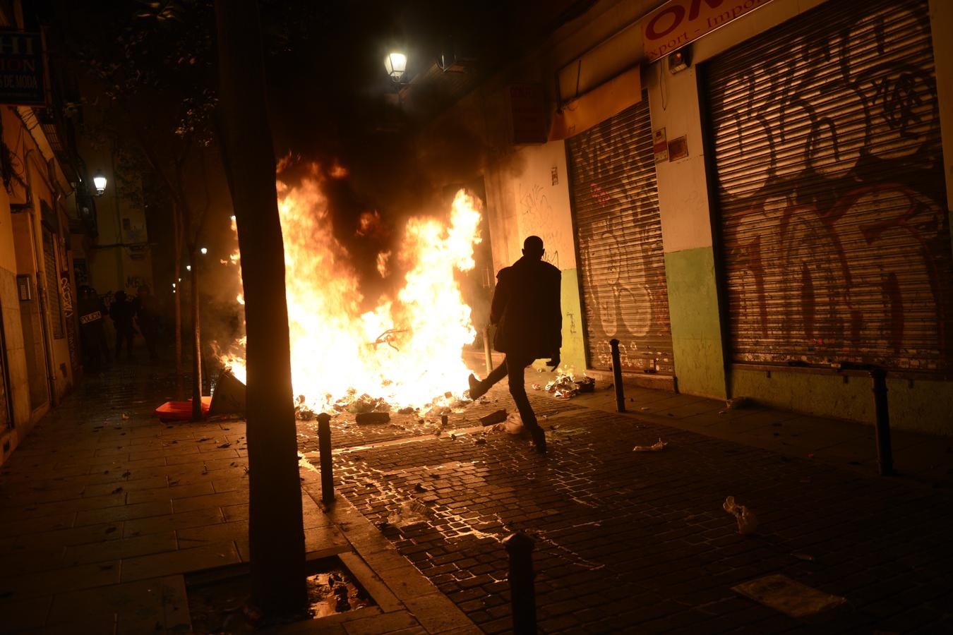 Los disturbios en Lavapiés, en imágenes