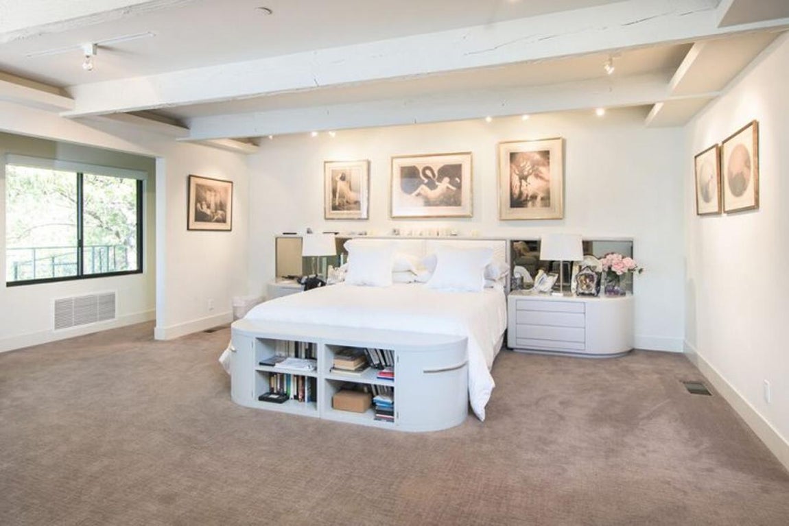 Jane Fonda. La actriz convivió con el productor musical Richard Perry en esta mansión de Beverly Hills durante ocho años. Se compraron la casa porque tenía «algo especial». En su dormitorio predominaba un estilo minimalista, aunque el mobiliario aportaba alma a la estancia. La moqueta color nude conseguía un ambiente acogedor bajo las líneas de los muebles