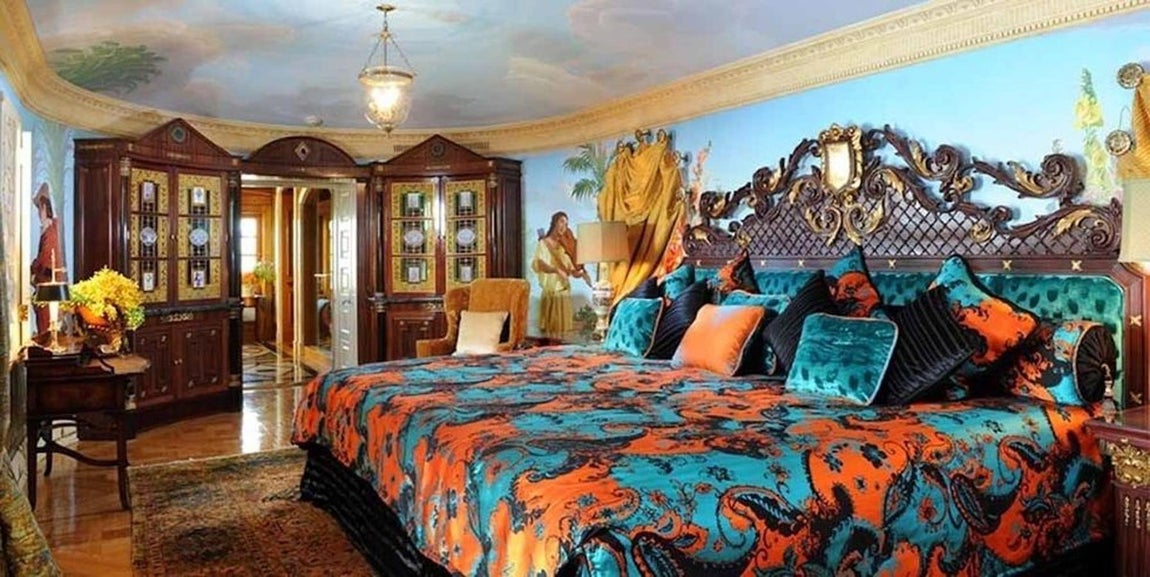 Gianni Versace. La casa del diseñador se ha convertido en un hotel de lujo, en la imagen, el que fue su dormitorio, rebautizado como: «La Villa». El universo creativo del diseñador se quedó atrapado en los detalles de las enormes suites, todos los elementos hablan de él, y lo hacen en el mismo código con el que el Versace conquistó el mundo de la moda. Su lenguaje entroncaba con la arquitectura (había estudiado diseño arquitectónico) por eso su casa tiene tantos elementos en común con sus prendas: trazos de vanguardia, ecos renacentistas, colores imposibles, nostalgia art decò, figuras de la mitología clásica y excesos barrocos