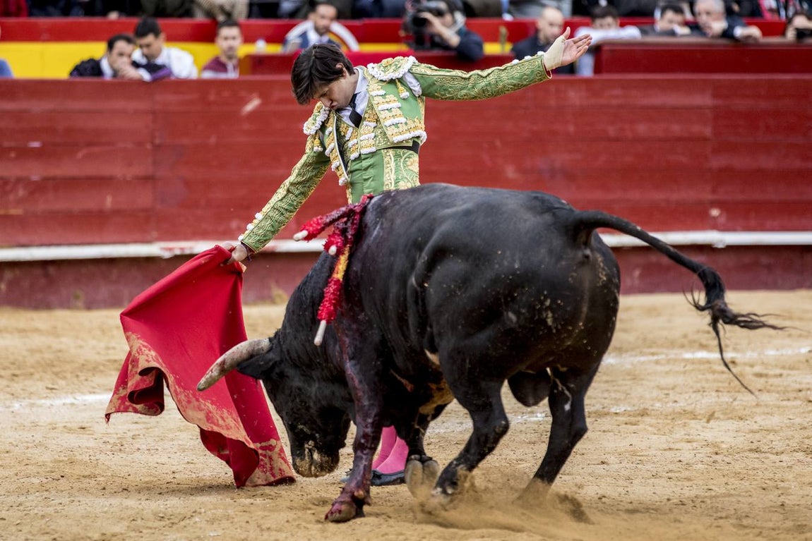 La explosiva faena de Roca Rey a un gran toro de Cuvillo, en imágenes