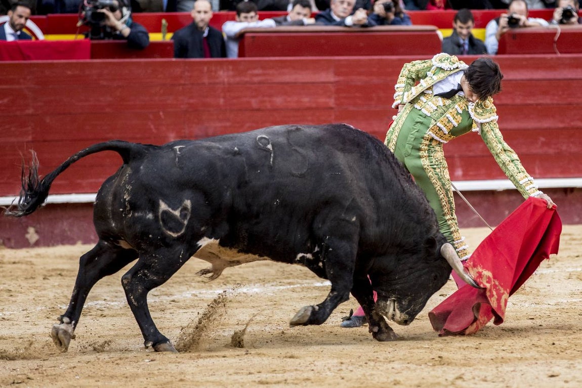 La explosiva faena de Roca Rey a un gran toro de Cuvillo, en imágenes