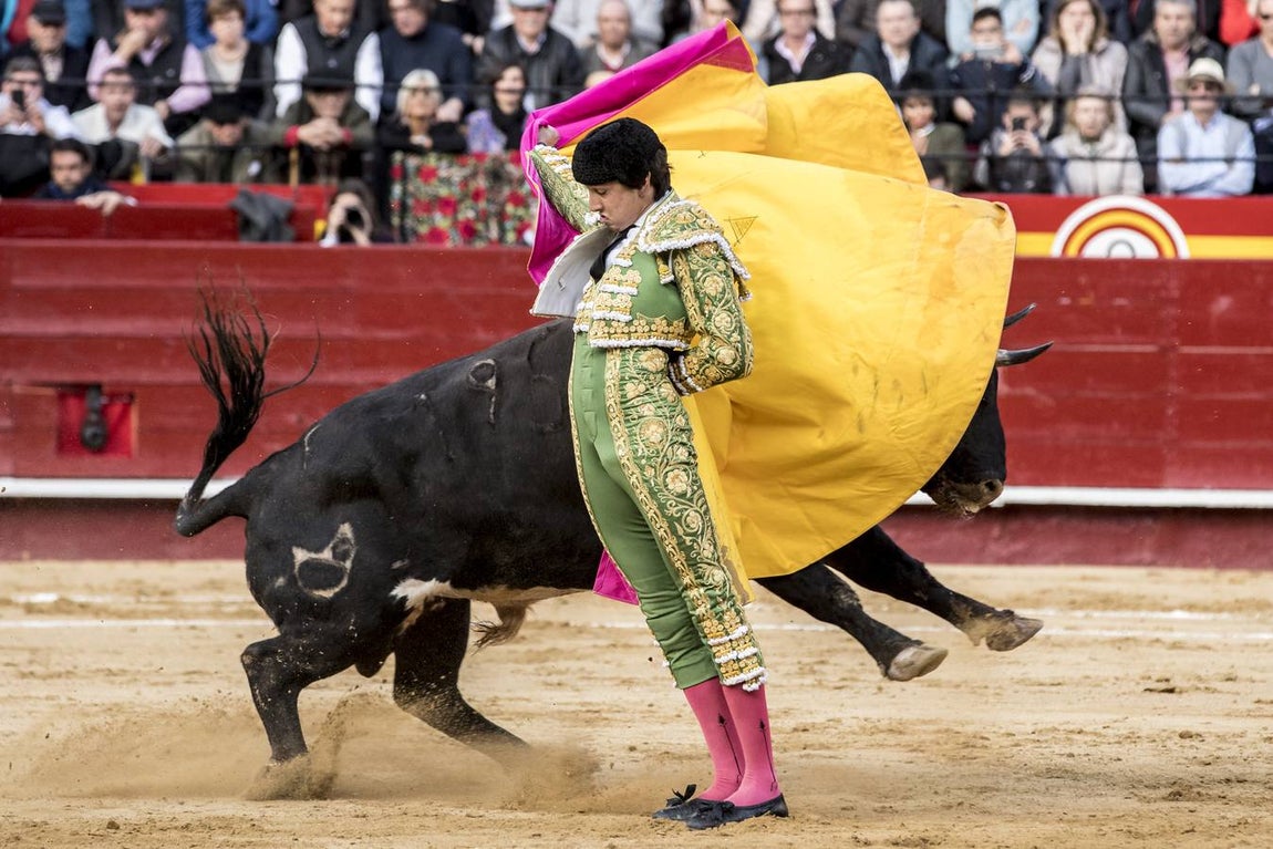 La explosiva faena de Roca Rey a un gran toro de Cuvillo, en imágenes