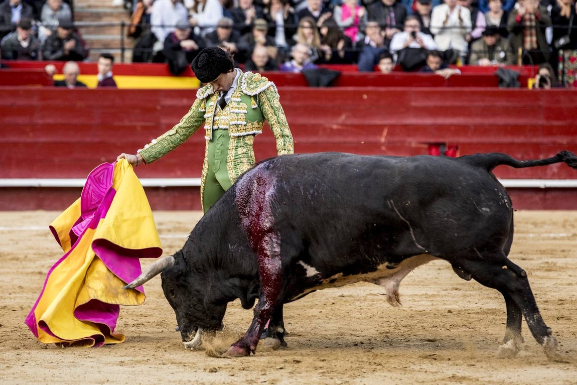 La explosiva faena de Roca Rey a un gran toro de Cuvillo, en imágenes
