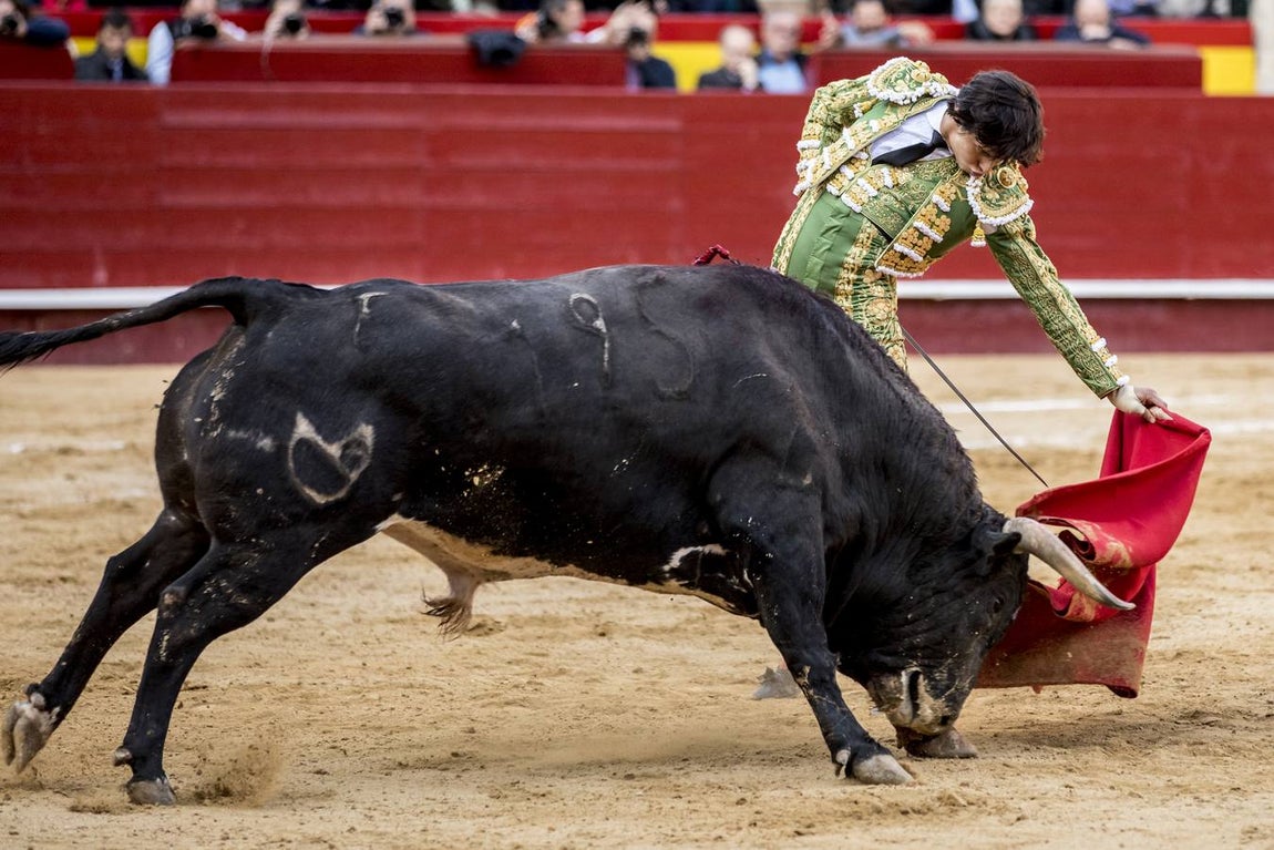 La explosiva faena de Roca Rey a un gran toro de Cuvillo, en imágenes