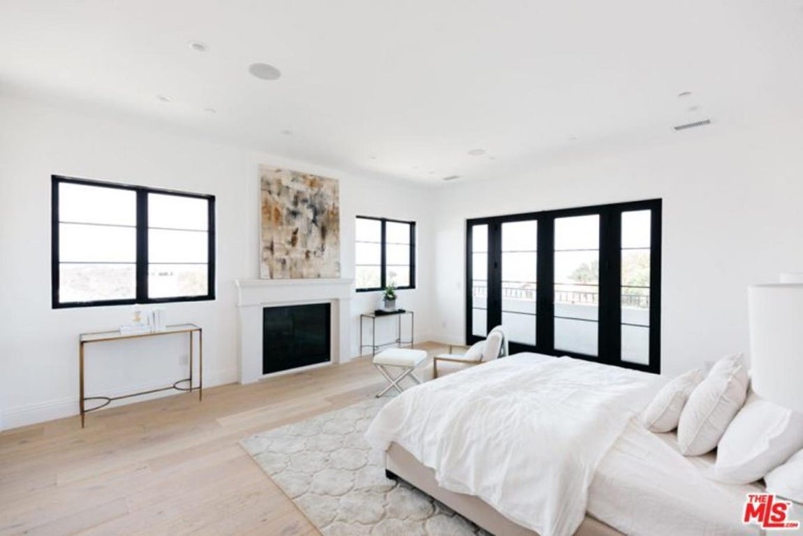 Serena Williams. La tenista decidió marcarse un «todo al blanco» cuando llegó el momento de decorar su habitación, lo único que desentona: el somier color crema y la chimenea, que en las noches más frías sabrá conseguir de este espacio algo más acogedor. El suelo de madera conservará el calor, mientras que la terraza hará las delicias de las noches de verano