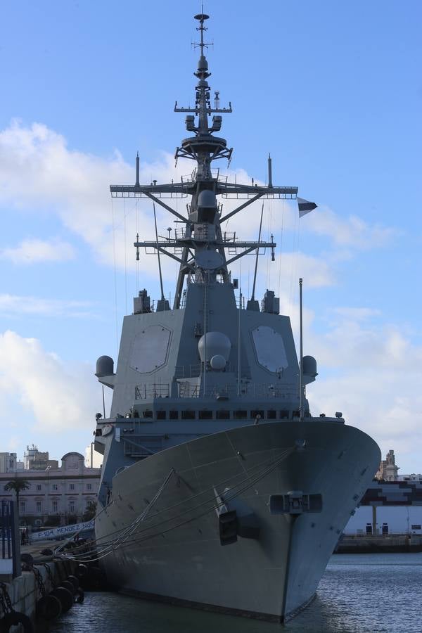 Jornada de puertas abiertas en la fragata Méndez Núñez