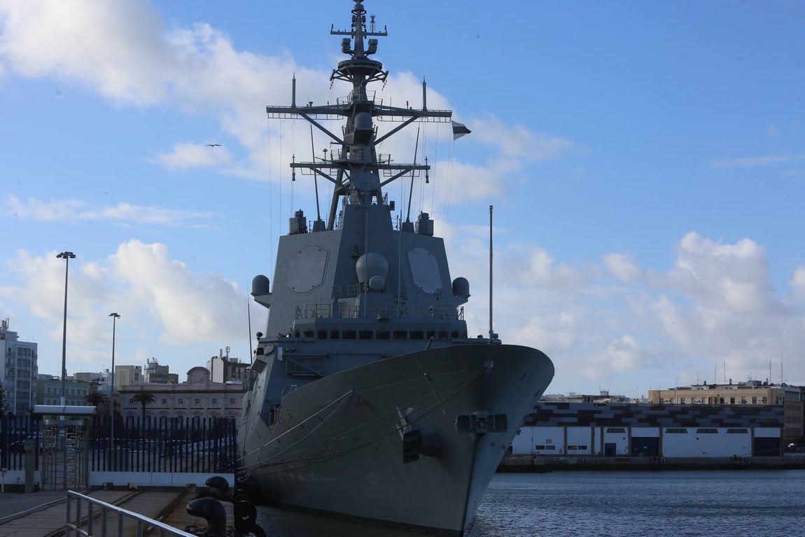 Jornada de puertas abiertas en la fragata Méndez Núñez