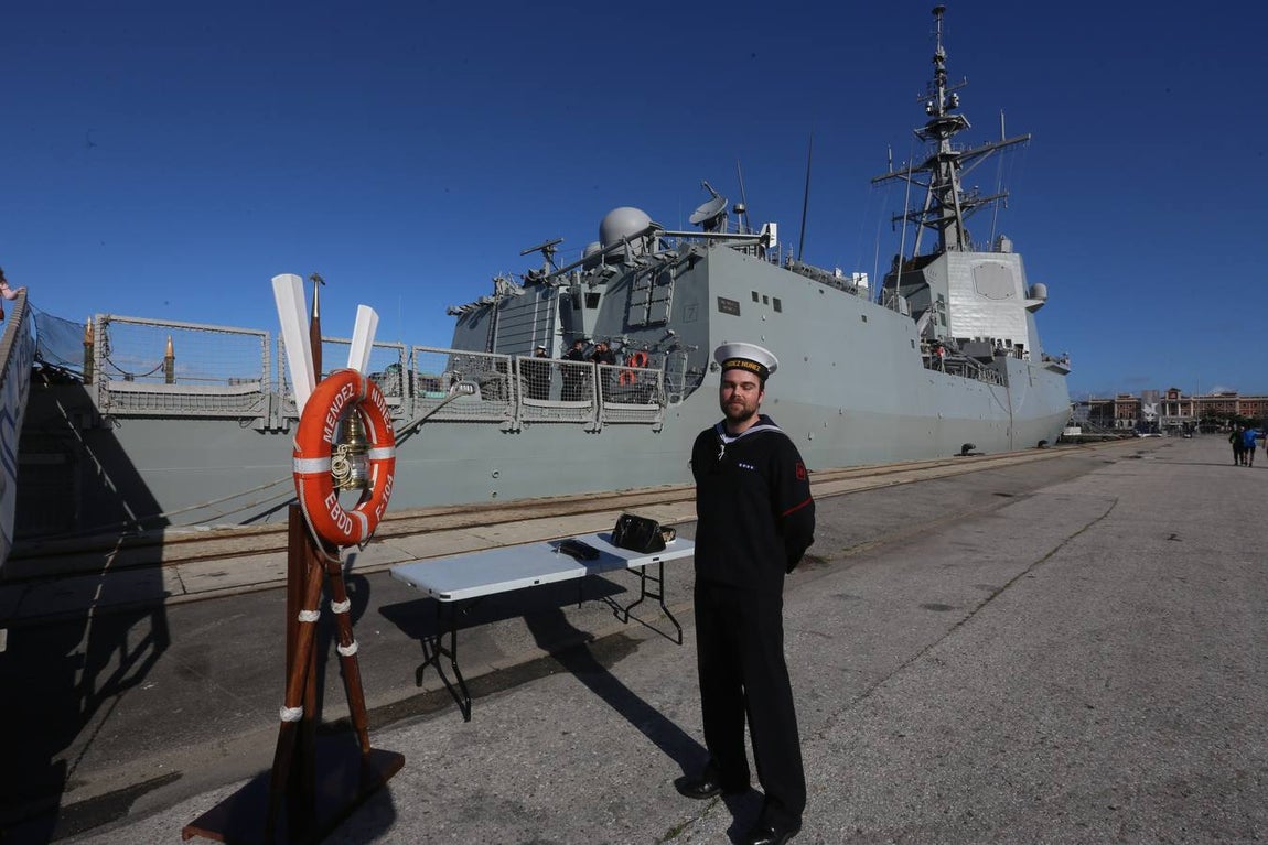 Jornada de puertas abiertas en la fragata Méndez Núñez