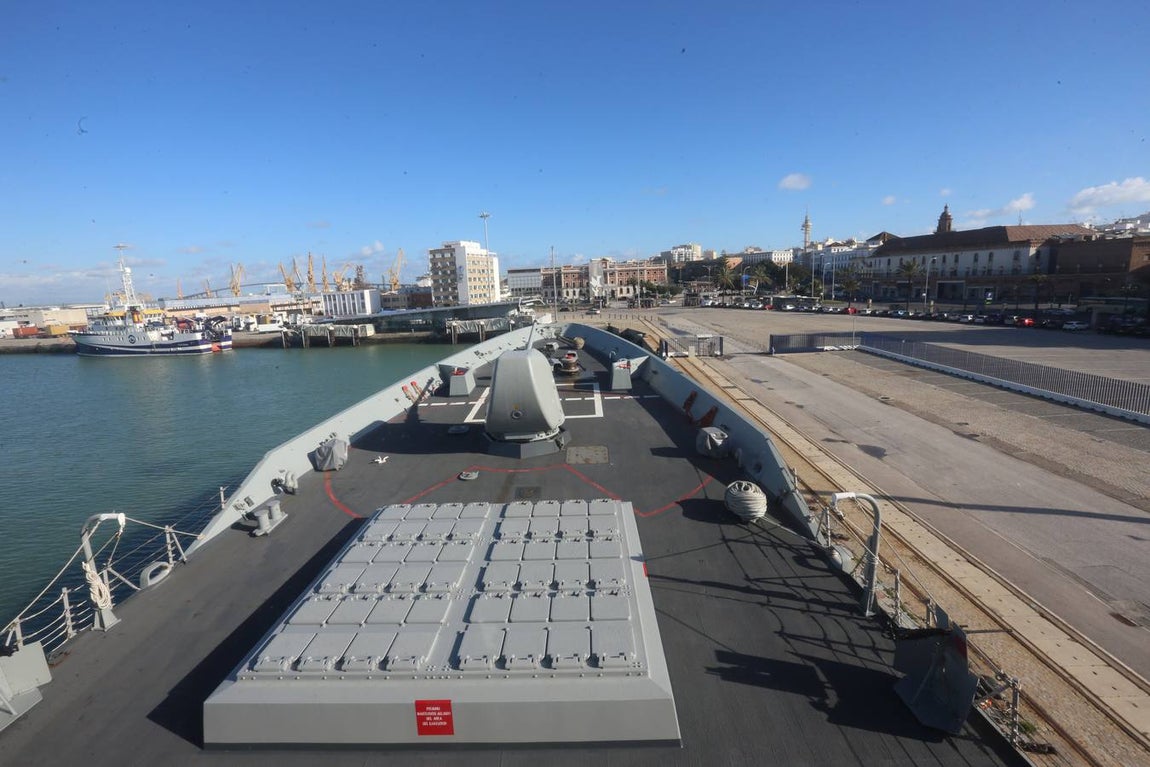 Jornada de puertas abiertas en la fragata Méndez Núñez