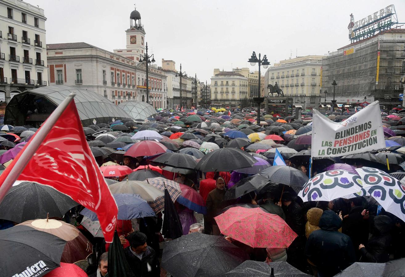 El mal tiempo se ha erigido como protagonistas durante las protestas de los pensionistas para reclamar al Gobierno Central una mayor subida de las pensiones. 
