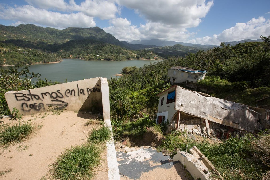 El poder destructor del huracán se sintió con mucha fuerza en el interior de la isla. En el sector de Caonillas, en Utuado, la región más montañosa de Puerto Rico, arrancó de cuajo casas como esta.. 
