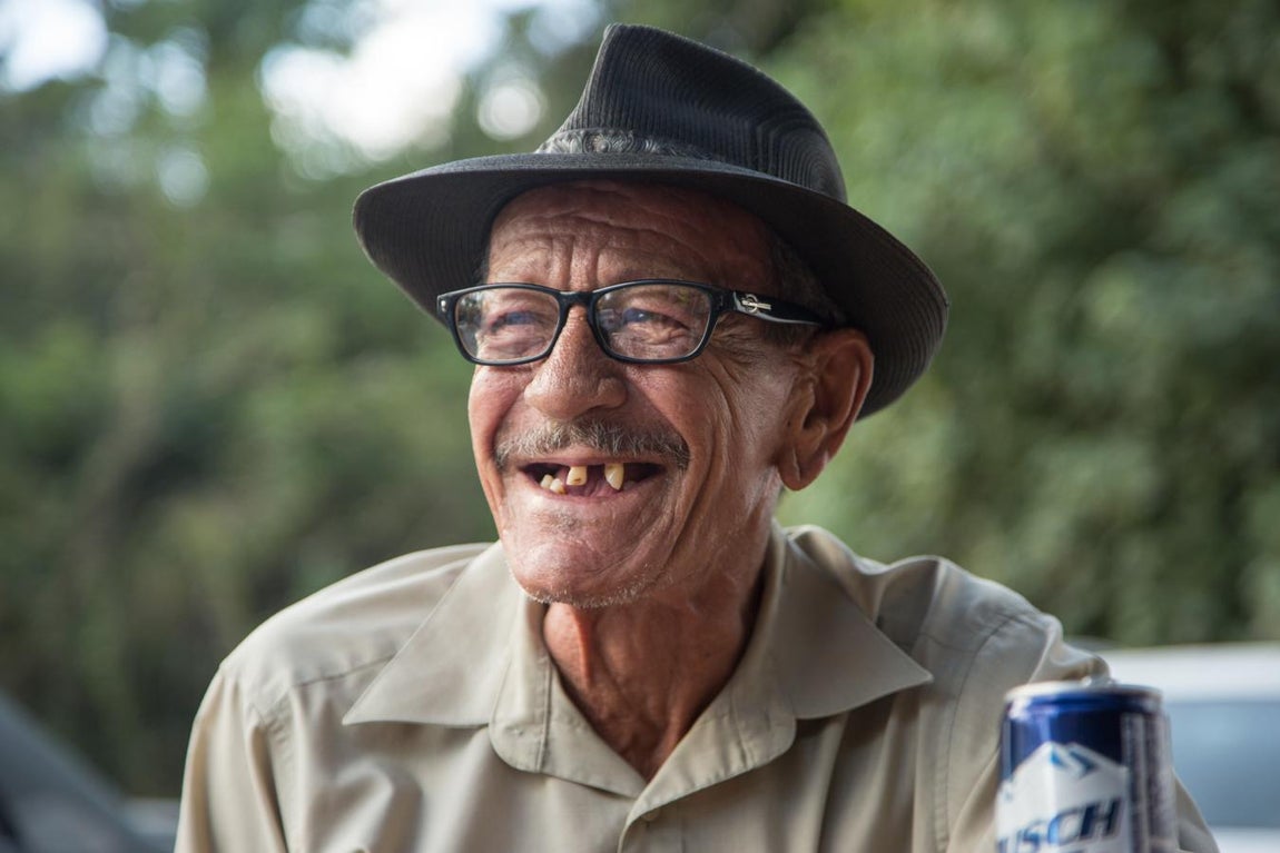 El huracán dejó un número todavía no determinado de víctimas, trituró viviendas y destrozó las infraestructuras de Puerto Rico. Pero también acabó con la forma de vida de muchos. Es el caso de Luis Alberto Heredia, un pequeño agricultor al que María devastó su plantación de café y banana. Ahora ni siquiera le llegan suministros de semilla de café para volver a plantar y calcula que tardará cuatro o cinco años en que su campo produzca como antes. Y con el riesgo de que vuelva otro huracán. «Estamos desesperados», dice.. 