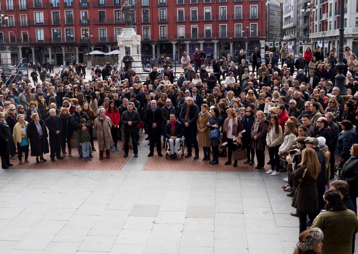 Doscientas personas en Valladolid piden «justicia para las víctimas». Cerca de 200 personas han apoyado este domingo en Valladolid que con la prisión permanente revisable «se hace justicia sobre las víctimas, las familias y sobre un presente y un futuro de todos aquellos que quieren una sociedad mejor», según ha indicado el presidente de la Diputación de Valladolid, Jesús Julio Carnero