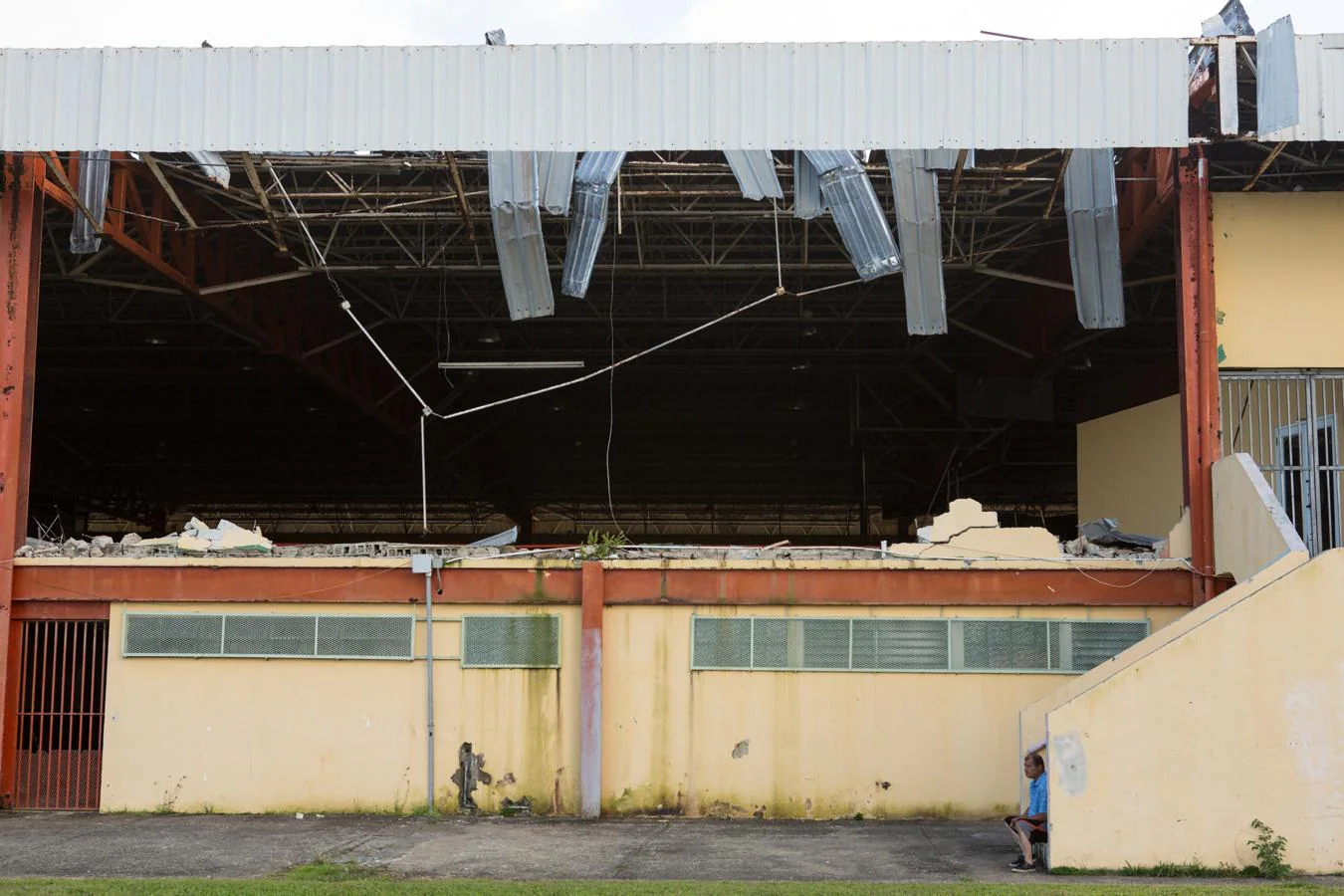 El centro de deportes de Yabucoa sigue en estado ruinoso. El 90% de las instalaciones municipales de la localidad quedaron destrozadas. El ayuntamiento sigue en un espacio temporal, una casa alquilada.. 