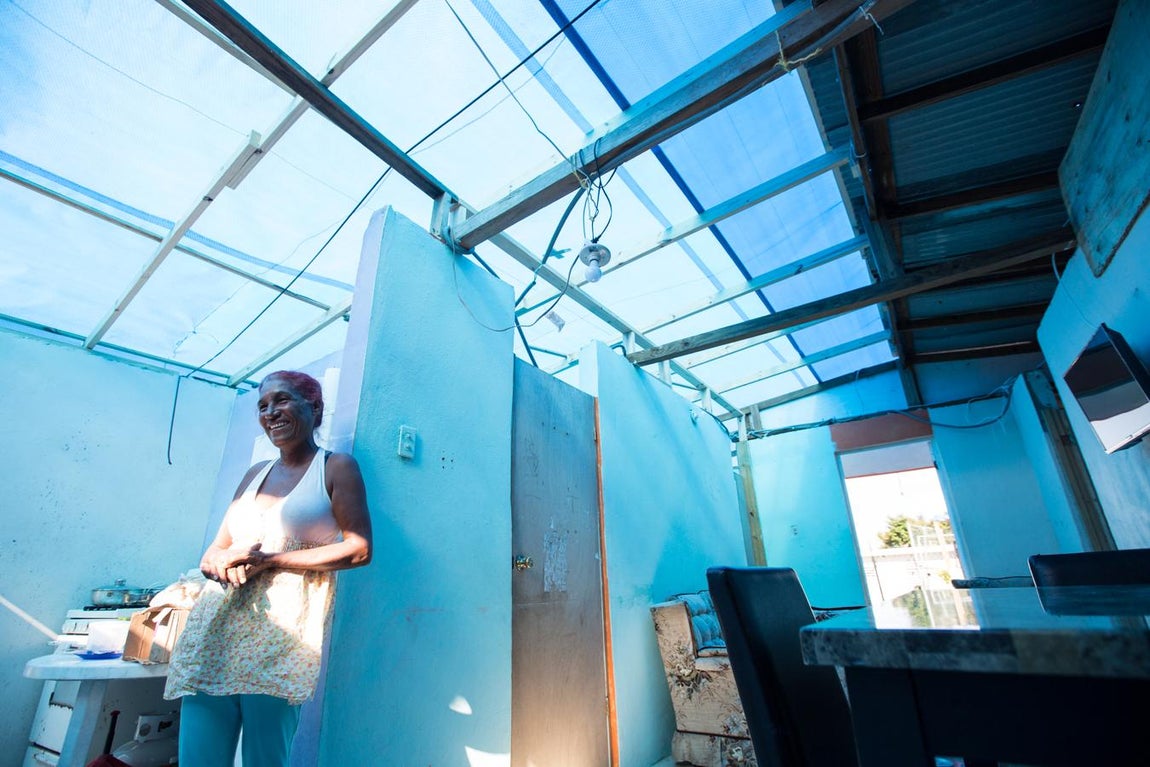 Ramona Ramos tiene generador, que utiliza unas pocas horas al día para poder conservar alimentos. Pero buena parte de la casa en la que vive sigue con el toldo azul de las situaciones de emergencia. Está en la casa de su padre, que comparte con más familiares. «Mi casa se fue completa», explica.. 