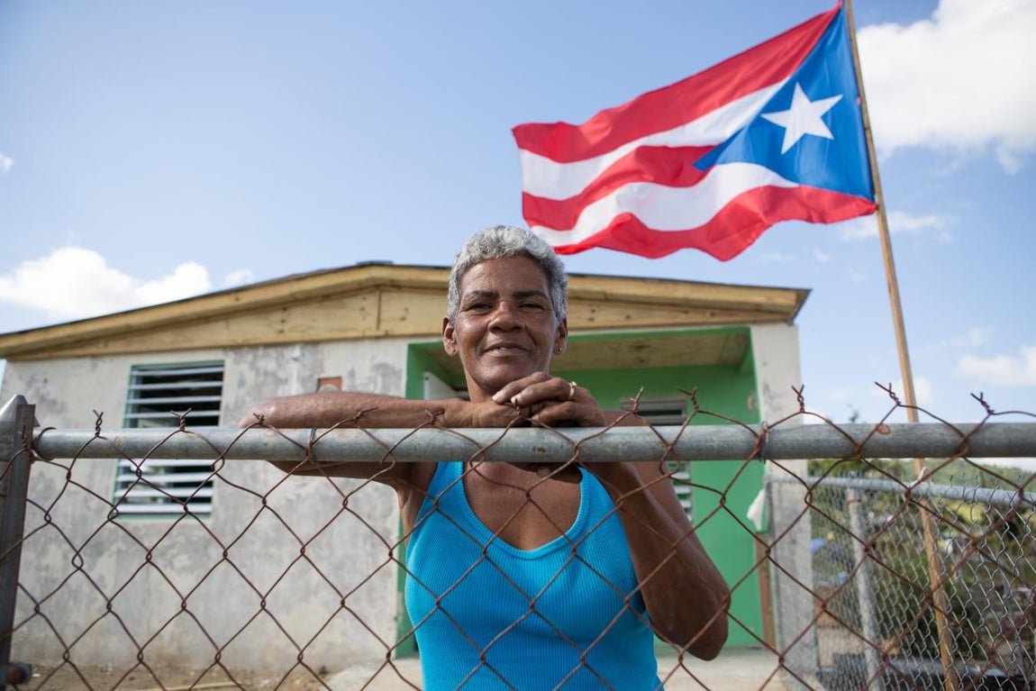 Algunos en Yabucoa, como Roselyn Díaz, ni siquiera tienen generador. La ayuda para arreglar su techo -que comparte con un niño de diez años con síndrome de Down a su cargo- sí ha llegado. «Pensaba que vendría más rápido la luz», dice. «Solo puedo dar gracias a Dios de que una está viva y ‘palante’».. 