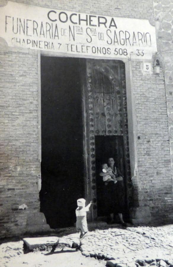 Puerta de la antigua iglesia de San Cristóbal y una de sus funciones en torno a 1930. FOTO COLECCIÓN PARTICULAR LUIS ALBA. 