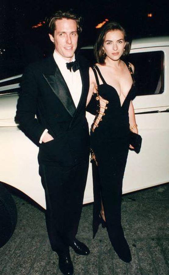 Elizabeth Hurley. El vestido negro de Versace que lució Elizabeth en 1994 durante el estreno de «Cuatro bodas y un funeral» junto a su entonces novio, Hugh Grant, se hizo tan notable que ahora tiene su propia página de Wikipedia. La prenda fue considerada tan atrevida en el momento en que se la conoció como «That Dress"»e incluso ayudó a que la estrella se convirtiese en una de las protagonistas de la noche