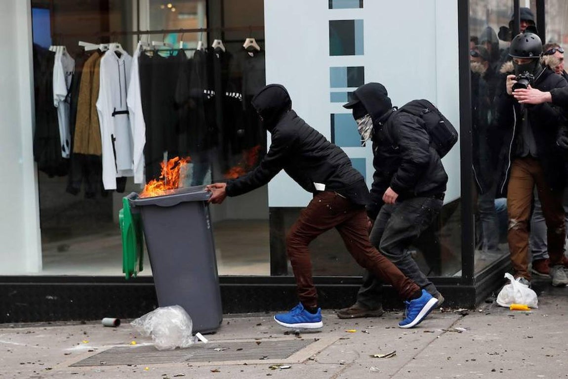 Huelga contra la política económica de Macron, en imágenes. Manifestantes se enfrentan a la Policía en la marcha convocada en París