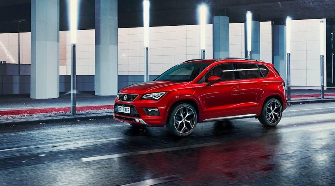 Seat Ateca. El Ateca aporta una conectividad de primera clase y novedosos sistemas de asistencia a la conducción. No son los únicos, pues también disfruta de motores de gasolina y diésel TSI y TDI para colarse con plenas garantías en un segmento que, para 2020, habrá aumentado ventas un 25 por ciento. Tracción delantera y total, cambio manual o automático y secuencial de doble embrague DSG, faros Full LED, asistente para atascos «Traffic Jam Assist» o un novedoso asistente para emergencias conocido como «Emergency Assist» —si el conductor permanece inactivo durante un tiempo envía una advertencia, primero visual y luego acústica, antes de aplicar los frenos y de llegar a parar el coche sin salir del carril— están, entre otros, al alcance de un modelo que presenta 4,36 metros de longitud. Su afilado diseño, repleto de angulosos pliegues, recupera rasgos del exitoso compacto de la marca, el León. Dentro luce un puesto de conducción bien organizado, con arranque por botón, controles agrupados de forma intuitiva, una pantalla central para la conectividad de hasta ocho pulgadas, consola central elevada, asientos firmes y envolventes y, sobre todo, un súper maletero con 510 litros de capacidad —son 485 litros en las versiones de tracción total—.