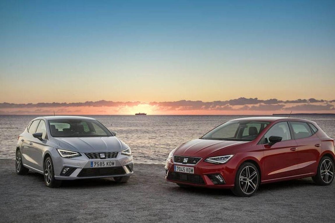 Seat Ibiza. Aunque el Seat Ibiza lleva en el mercado desde el año 1984, Es ahora cuando logra el premio al Mejor Coche del Año ABC, consolidando así una sólida trayectoria en el mercado automovilístico en el que siempre ha estado ocupando los primeros puestos en las listas de ventas. El modelo más importante de la marca española se ha renovado por completo conservando el espíritu joven, funcional, deportivo y confortable. El nuevo Ibiza está disponible en cuatro niveles de acabado –Reference, Style, Xcellence y FR– y cuenta con una gran oferta de propulsores que comprende cuatro de gasolina –1.0 de 75, 95 y 115 CV y 1.5 de 150 CV– , tres en ciclo diésel –1.6 TDI de 80, 95 y 115 CV– y un motor de tecnología híbrida impulsado por Gas Natural Comprimido (GNC) y gasolina –1.0 TGI de 90 CV–.