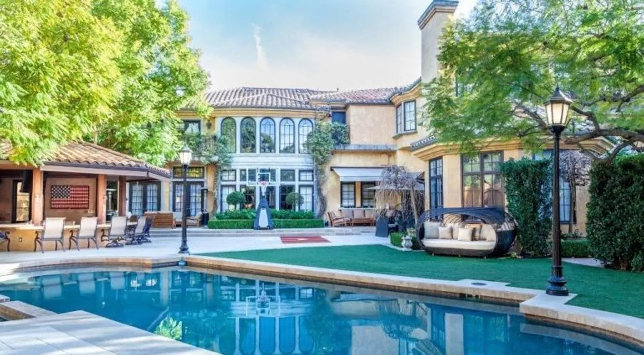 Vecinos de lujo. La casa se encuentra en el lujoso distrito de Mulholland Estates en Beberly Hills (California). Se trata de una zona muy exclusiva en la que conviven rostros muy conocidos como Paris Hilton, Christina Aguilera, Kendall Jenner o Robbie Williams