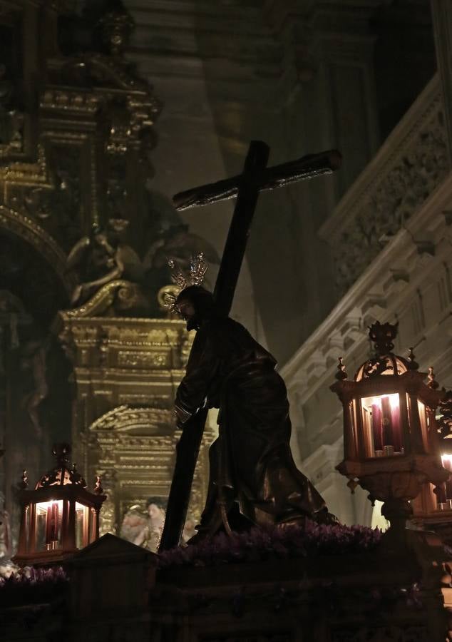 En fotos, recogimiento de la hermandad de La Corona en la Parroquia del Sagrario en la Semana Santa de Sevilla 2018