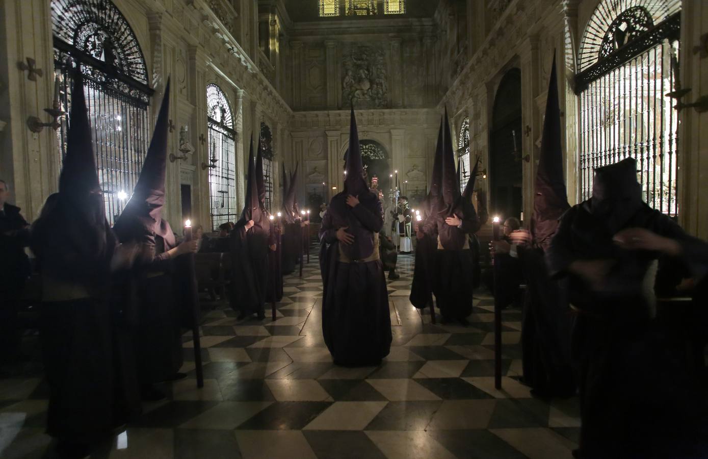 En fotos, recogimiento de la hermandad de La Corona en la Parroquia del Sagrario en la Semana Santa de Sevilla 2018