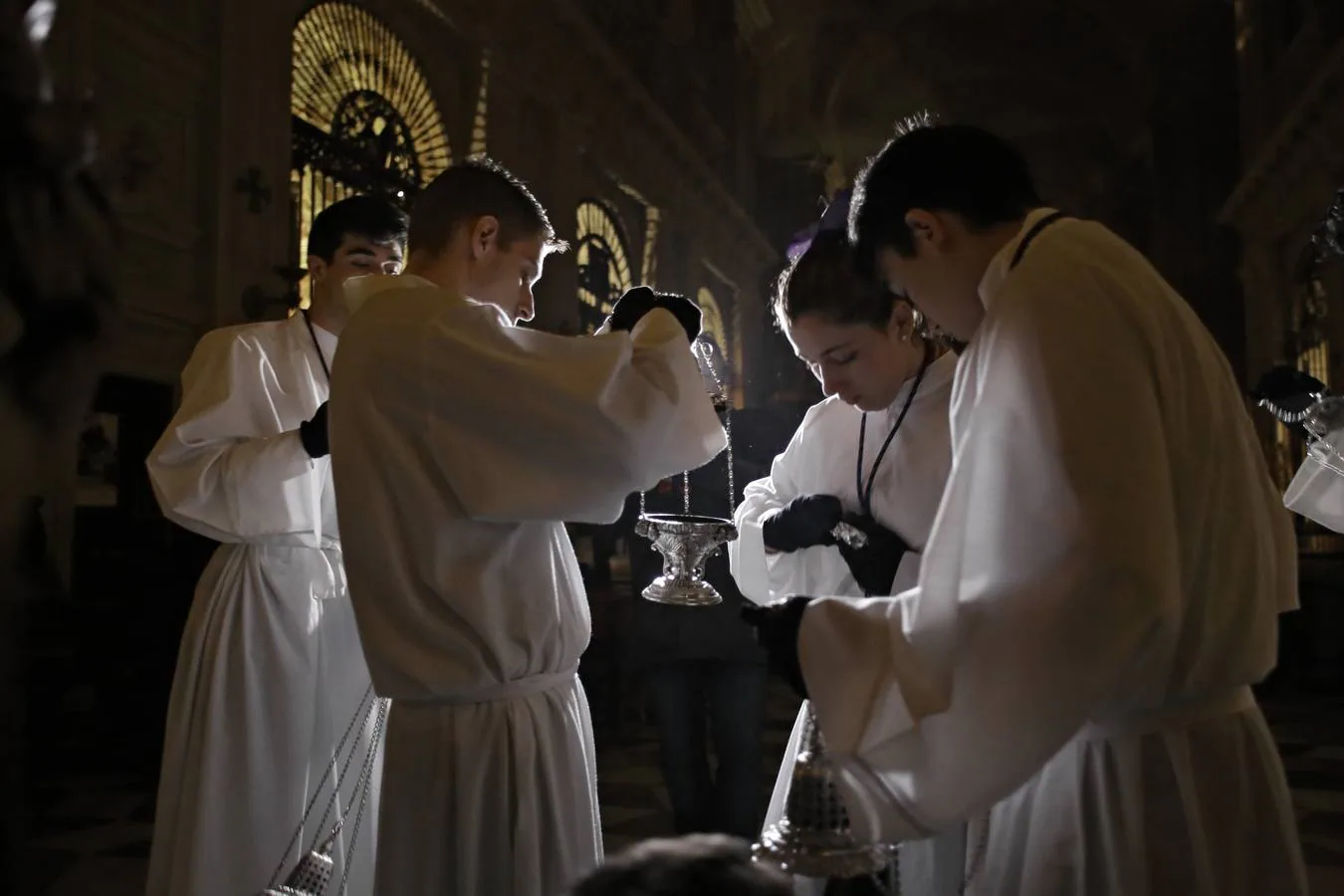En fotos, recogimiento de la hermandad de La Corona en la Parroquia del Sagrario en la Semana Santa de Sevilla 2018