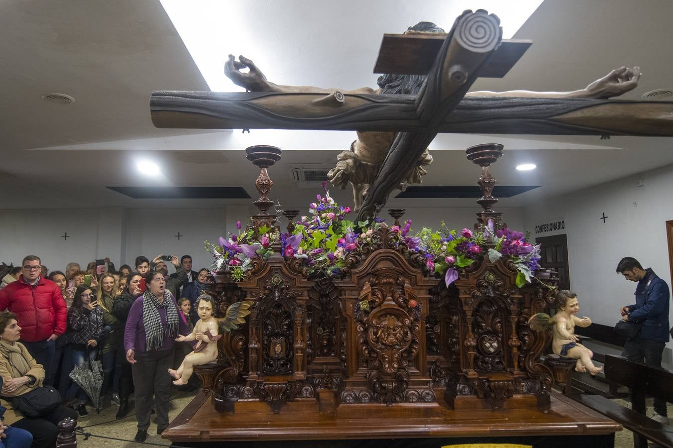 En fotos, el Cristo de Pasión y Muerte en el interior de la Parroquia del Buen Aire en la Semana Santa de Sevilla 2018