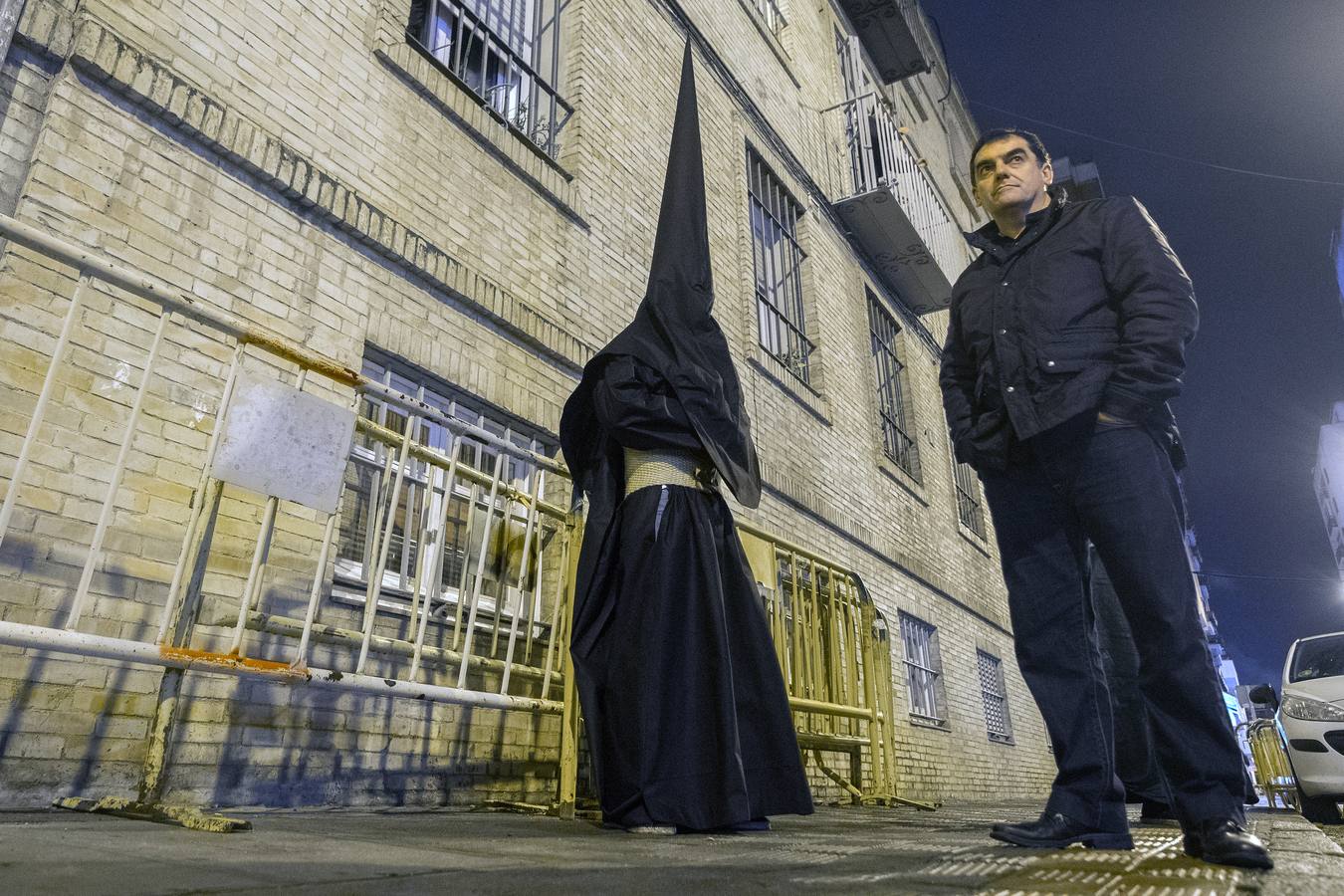 En fotos, el Cristo de Pasión y Muerte en el interior de la Parroquia del Buen Aire en la Semana Santa de Sevilla 2018