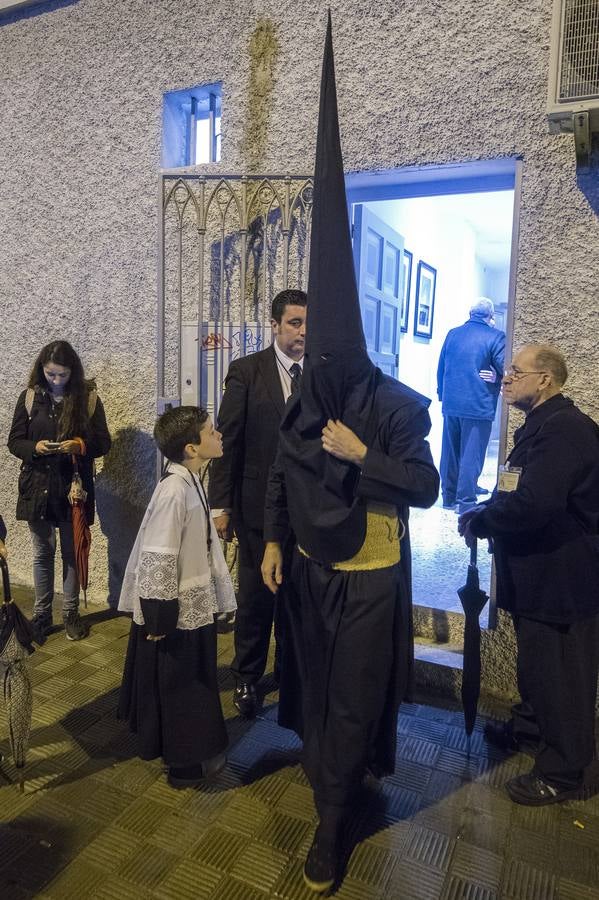 En fotos, el Cristo de Pasión y Muerte en el interior de la Parroquia del Buen Aire en la Semana Santa de Sevilla 2018